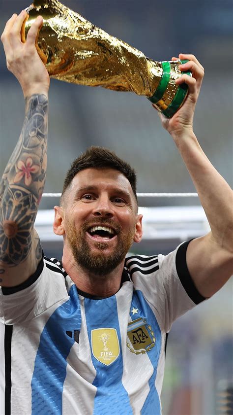 pictures of messi holding the world cup
